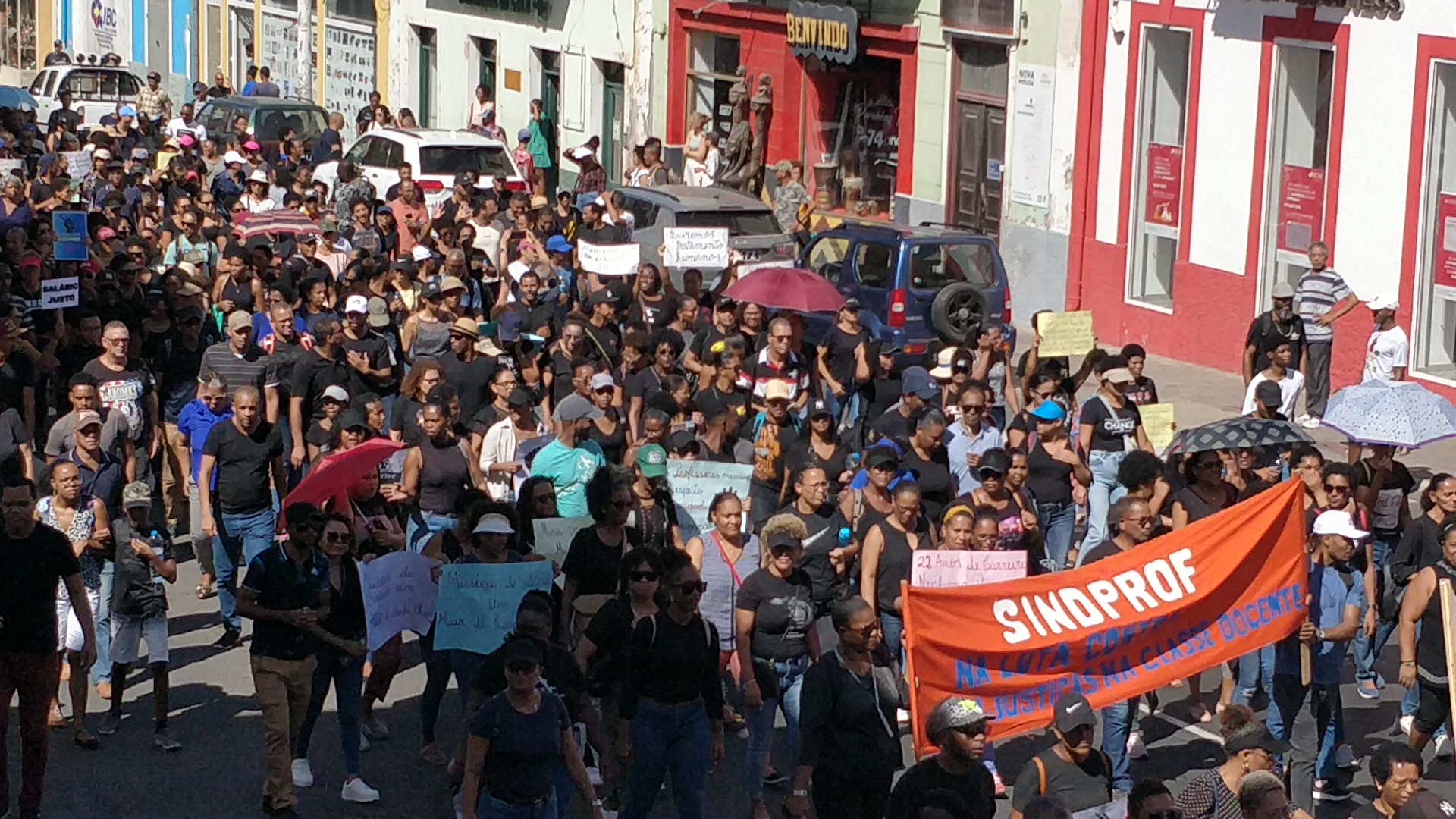 Sindicato dos professores convoca manifestação para segunda feira